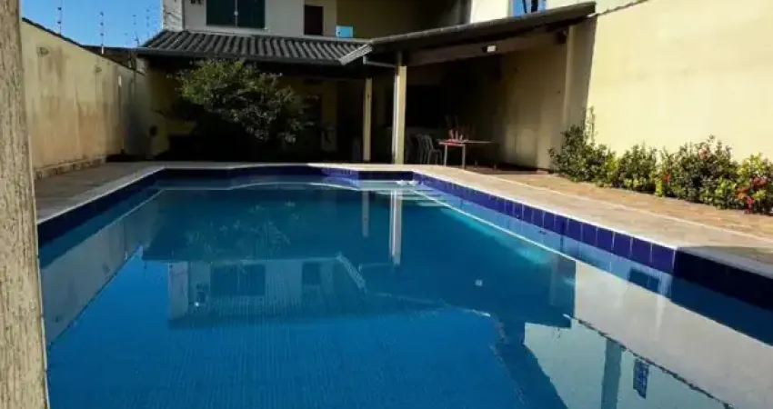 Casa localizada lado praia a 70 metros do mar em rua calçada com 2 quartos, possui area gourmet com churrasqueira piscina e area de serviço