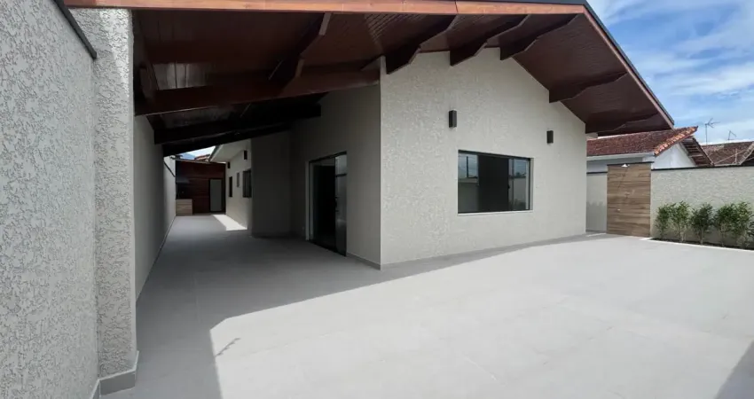 Casa localizada lado praia a 600 metros do mar em rua calçada com 3 quartos sendo 2 suítes, possui area gourmet com churrasqueira e piscina