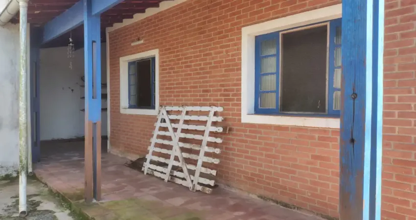 Casa localizada lado praia a 1600 metros do mar em calçada com 3 quartos sendo 1 suíte