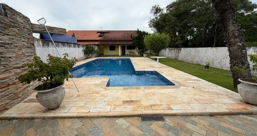 Chácara localizada lado serra frente rodovia em rua calçada com 3 quartos sendo 1 suíte, possui area gourmet com churrasqueira, piscina e area de serviço