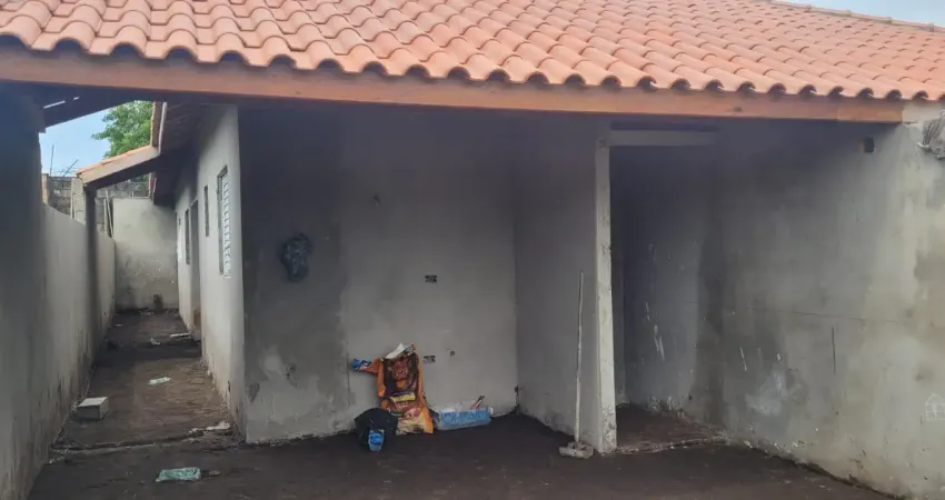 Casa localizada lado praia a 1200 metros do mar com 2 quartos sendo 1 suíte, possui area gourmet com churrasqueira e area de serviço