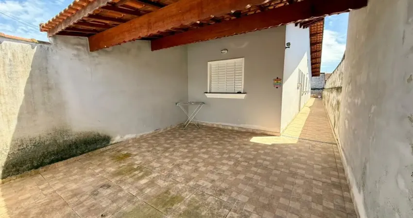 Casa localizada lado serra a 300 metros da rodovia com 3 quartos e 1 suíte, possui area gourmet com churrasqueir, piscina e area de serviço