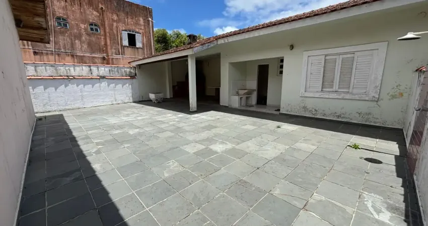 Casa localizada lado praia a 200 metros do mar em rua calçada com 3 quartos sendo 2 suítes, Possui churrasqueira e espaço para piscina