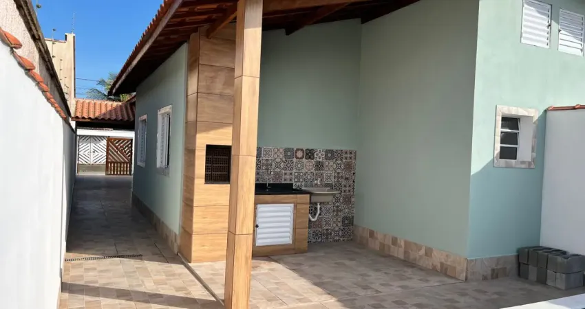 Casa localizada lado praia a 1500 metros do mar com 2 quartos sendo 1 suíte, possui area gourmet com churrasqueira, piscina e area de serviço