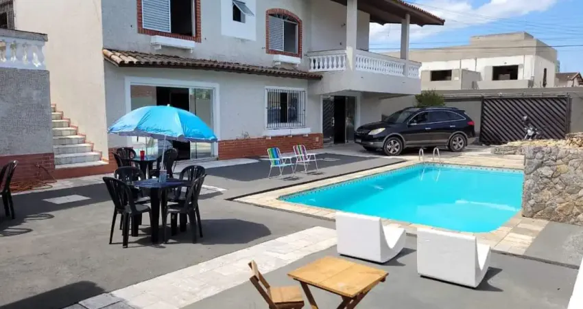 Casa localizada lado praia a 300 metros do mar em rua calçada com 5 quartos sendo 2 suítes, possui area gourmet com churrasqueira, lareira, piscina e jardim