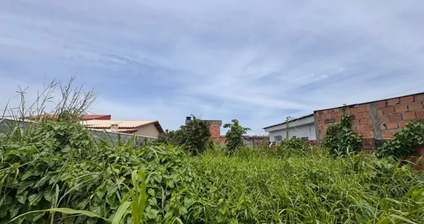 Terreno localizado lado praia a 750 metros do mar em rua calçada