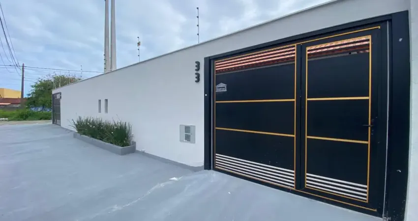 Casa localizada lado praia a 230 metros do mar em rua calçada com 3 quartos sendo 1 suíte, possui area gourmet com churrasqueira e piscina