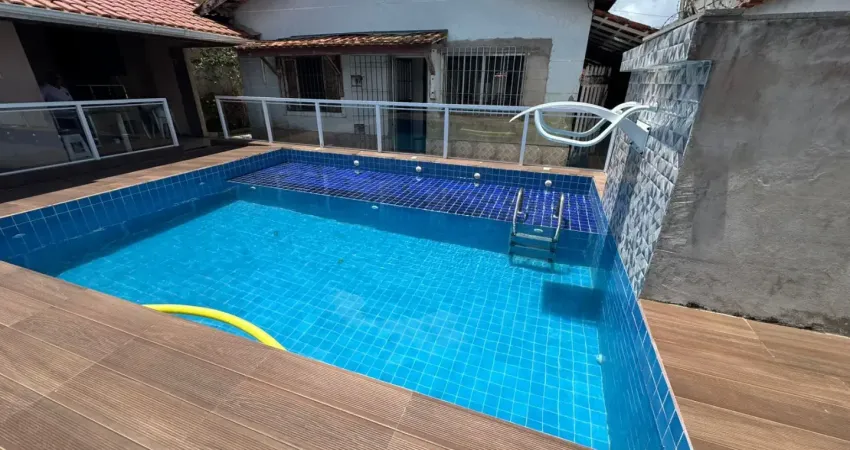 Casa localizada lado praia a 1200 metros do mar em rua calçada com 3 quartos sendo 2 suítes, possui area gourmet com churrasqueira, piscina, quintal e edícula