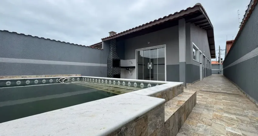 Casa localizada lado praia a 500 metros do mar em rua calçada com 3 quartos sendo 1 suíte, possui area gourmet com churrasqueira e piscina