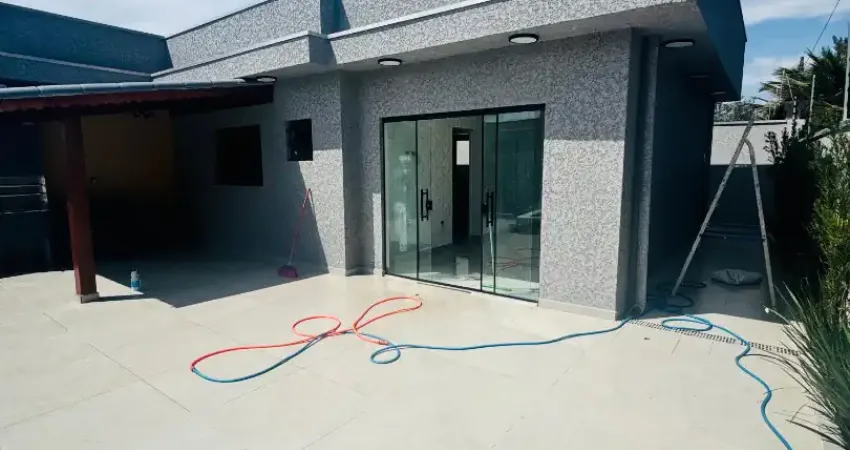 Casa localizada lado praia frente mar em rua asfaltada com 2 quartos sendo 1 suíte, possui area gourmet com churrasqueira, piscina, cerca elétrica e area de serviço