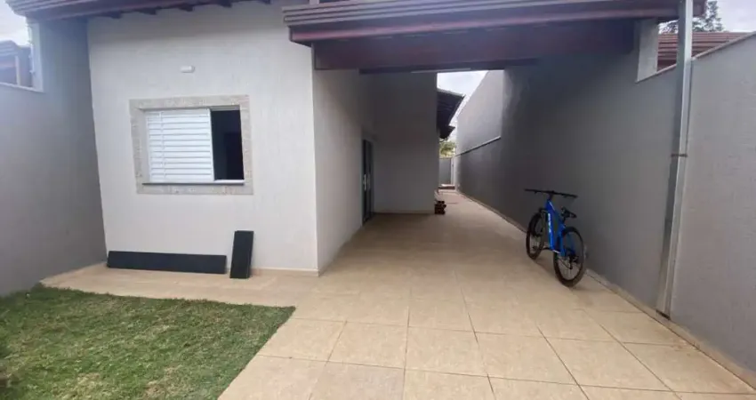 Casa localizada lado praia a 500 metros do mar em rua calçada, possui area gourmet com churrasqueira e piscina