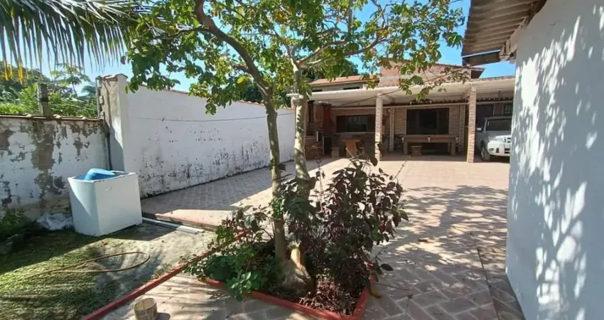 Casa localizada lado serra a 300 metros da rodovia em rua calçada com 3 quartos, possui area gourmet com churrasqueira e jardim