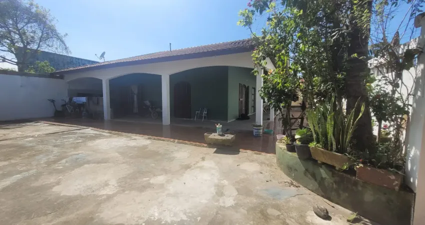 Casa localizada lado praia a 800 metros do mar em rua calçada com 3 quartos e 1 suíte, possui area de serviço e edícula