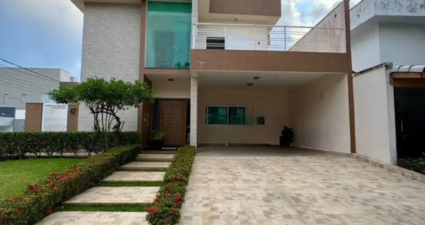 Casa em alto padrão em condomínio fechado localizada lado praia a 300 metros do mar com 3 quartos sendo 1 suíte, Possui área gourmet com churrasqueira,piscina, lavanderia,01 wc externo, móveis planeja