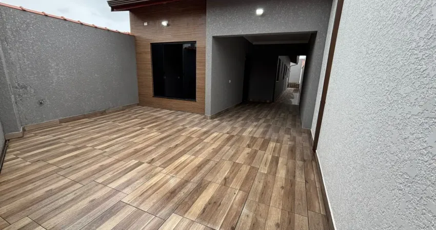 Casa localizada lado praia a 3500 metros do mar em rua calçada com 2 quartos sendo 1 suíte, possui area gourmet com churrasqueira e piscina