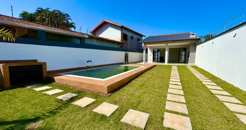Casa no Cibratel 2 lado praia a 30 metros do mar com 3 dormitórios (1 suíte), piscina, área gourmet com churrasqueira e 4 vagas para autos