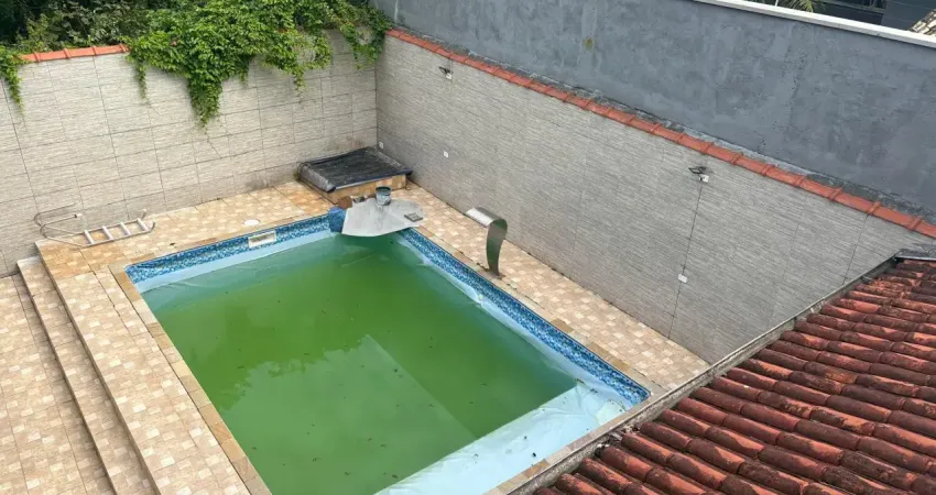 Casa no bairro Tupy lado praia a 1000 metros do mar com 2 dormitórios (1 suíte), piscina, área gourmet com churrasqueira, edícula, 2 salões comerciais e 2 vagas para autos