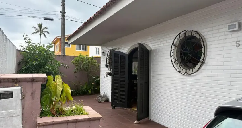 Casa localizada no Jardim Suarão em Itanhaém lado praia com 5 dormitórios (2 suítes), piscina, área gourmet com churrasqueira, edícula, wc externo, 2 vagas para autos e aceita financiamento bancário