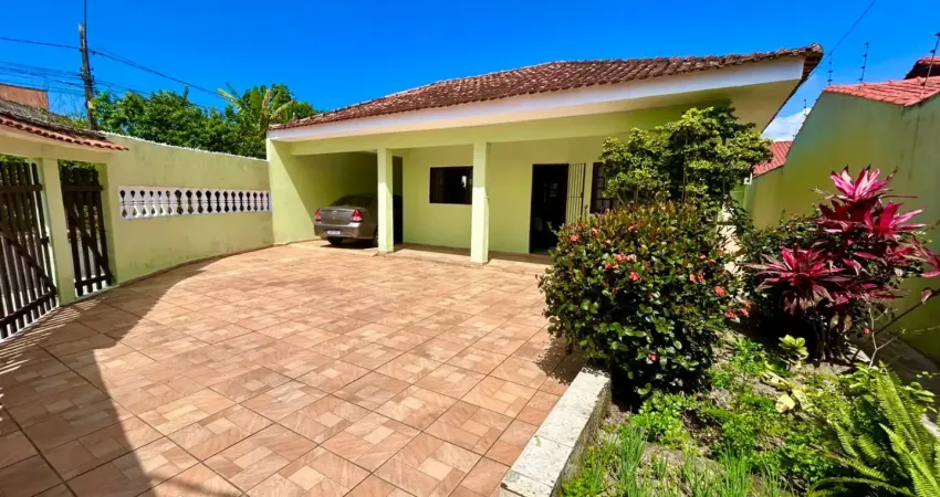Casa localizada lado praia no bairro Belmira Novaes em Peruíbe a 800 metros do mar com 3 dormitórios (sendo 1 suíte), área gourmet com churrasqueira, espaço para piscina, edícula, jardim, vaga para 4