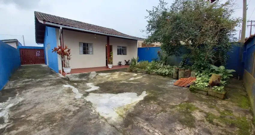 Casa localizada no Balneário Bopiranga em Itanhaém, lado praia, à aproximadamente 1 km do mar, com 2 dormitórios (1 suíte), 1 WC, sala, cozinha, espaço para piscina, churrasqueira coberta, área de ser