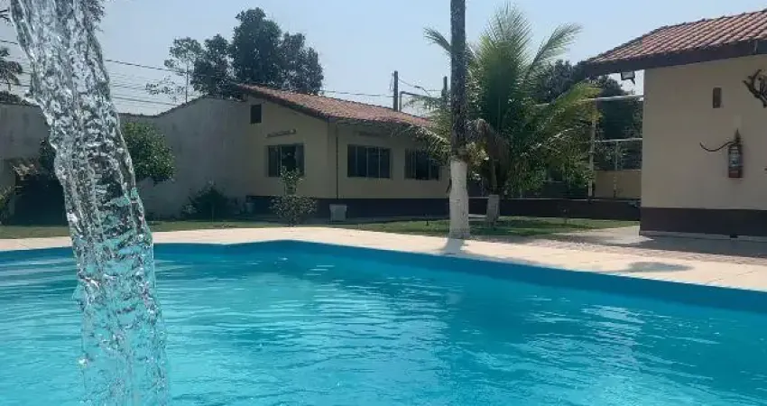 Casa localizada em Itanhaém, lado serra, a 1.000m da rodovia, com 06 dormitórios (05 suítes), piscina e área gourmet com churrasqueira, vaga para 08 autos