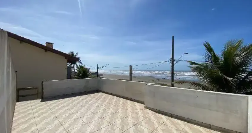 Casa localizada em Peruíbe, frente ao mar, com 04 dormitórios (01 suíte), área gourmet com churrasqueira, edícula e 05 vagas de garagem