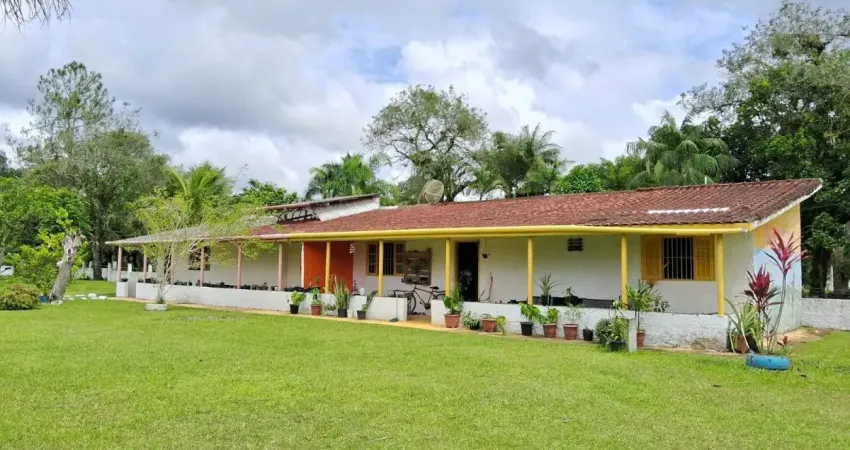 Chácara localizada em Itanhaém, lado serra, a 3.200m da rodovia, com 09 dormitórios (01 suíte), piscina, churrasqueira, sala de jogos, WC externo e poço