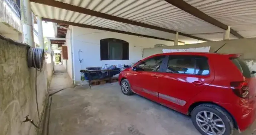 Casa localizada em Itanhaém, lado serra, a aproximadamente 550m da rodovia, com 02 dormitórios, edícula com dormitório e banheiro e vaga para 02 automóvei