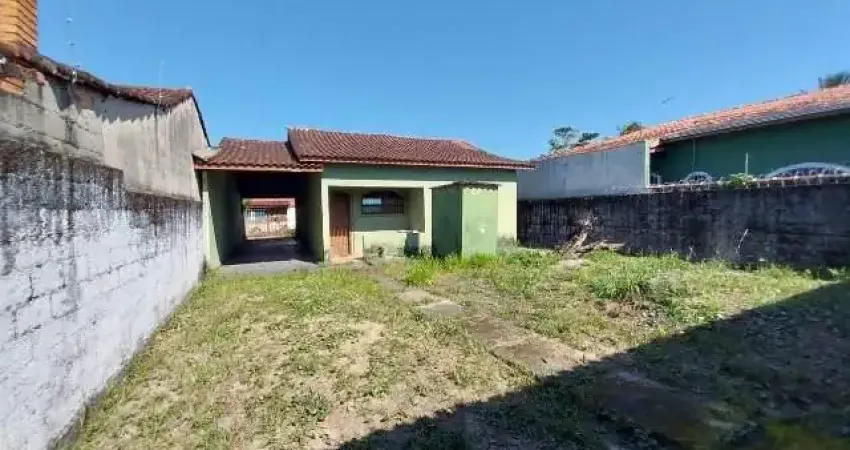 Casa localizada em Itanhaém, lado praia, a 1.500m do mar, com 02 dormitórios, churrasqueira, edícula e vaga para 04 automóveis