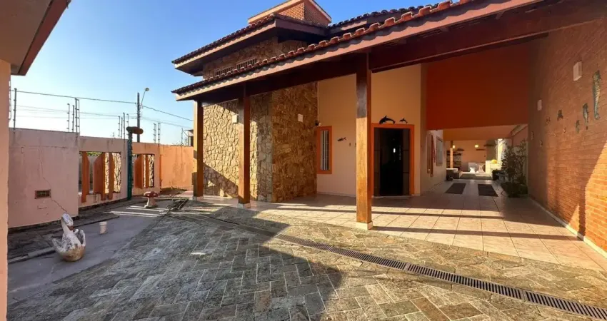 Casa localizada em Itanhaém, lado praia, a 500m do mar, em rua pavimentada, com 05 dormitórios (03 suítes), piscina, área gourmet, churrasqueira, forno à lenha, forno de pizza e vaga para 04 automóvei