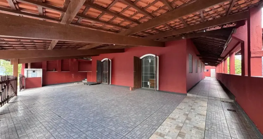 Casa localizada em Itanhaém, lado praia, a 100m do mar, com 06 dormitórios (02 suítes), 02 salas, 02 cozinhas e vaga para 04 automóveis