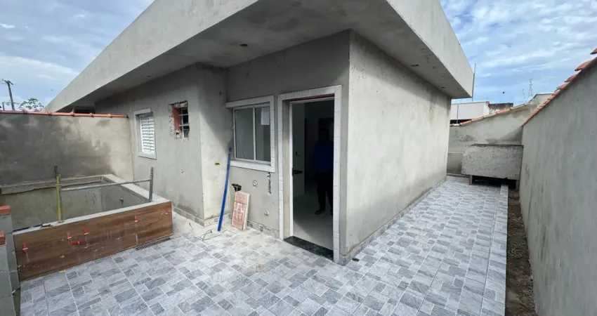 Casa localizada lado praia em condomínio no Cibratel 2 em Itanhaém a 1.300 metros do mar com 2 quartos (sendo 1 suíte), piscina, área gourmet com churrasqueira, quintal, vaga para 1 automóvel e aceita