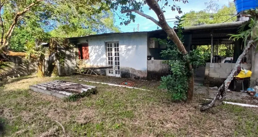 Chácara no Gaivota em Itanhaém, Lado Serra a 10 km da Rodovia, 03 Dormitórios (01 Suíte), Poço e Árvores Frutíferas – Amplo Terreno com Espaço para Piscina