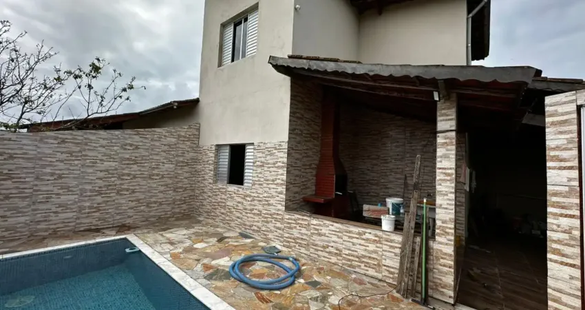 Casa localizada lado praia, a 500 metros do mar, em rua pavimentada, 3 dormitórios, piscina, área gourmet com churrasqueira e 2 vagas para autos