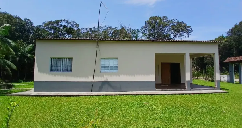 Chácara localizada lado serra, a 1.000 metros da rodovia, 2 quartos e 10 vagas para autos