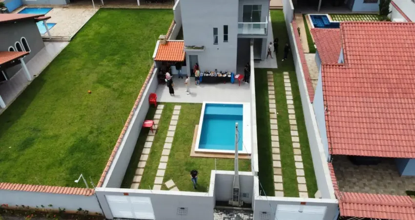 Casa sobreposta térrea localizada lado praia, a 700 metros do mar, 3 quartos (1 suíte), piscina, área de lazer com churrasqueira e 2 vagas para autos - aceita financiamento