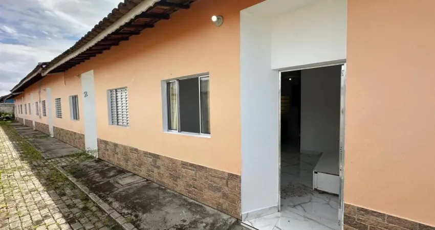 Casa em condomínio localizada lado praia, a 1,4 km do mar, em rua pavimentada, 2 dormitórios, área gourmet com churrasqueira e 1 vaga para autos - aceita financiamento
