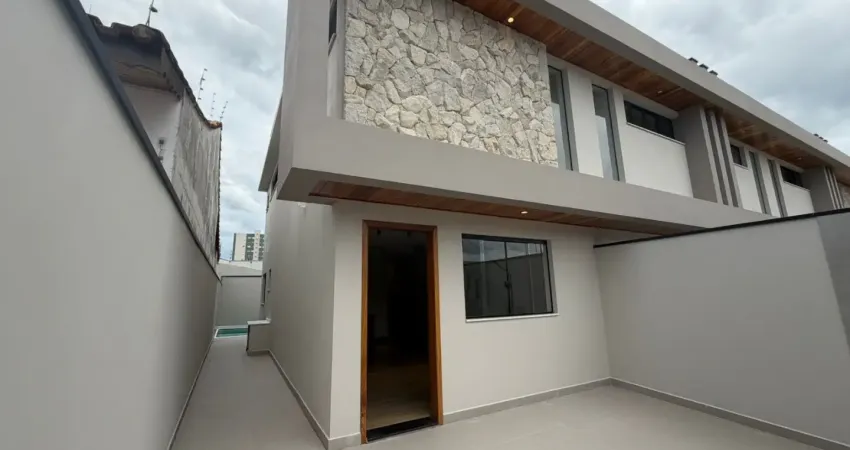 Casa localizada lado praia, a 800 metros do mar, em rua asfaltada, 3 quartos (1 suíte), piscina, área gourmet com churrasqueira, edícula e 2 vagas para autos