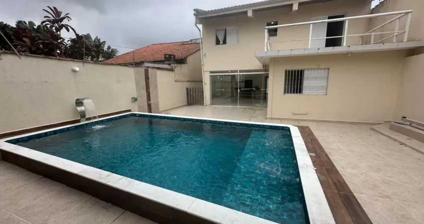 Casa localizada lado praia, a 100 metros do mar, em rua pavimentada, 3 suítes, piscina, área gourmet com churrasqueira e 4 vagas para autos - aceita financiamento