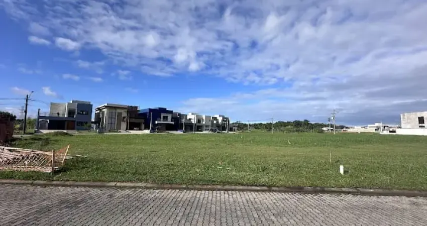 Terreno localizado lado praia, a 1 km do mar, em condomínio com quadra poliesportiva, piscina, academia, playground, salão de festas e salão de jogos - aceita financiamento