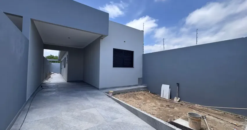 Casa localizada em Peruíbe, lado serra à 2,4km do mar, 2 quartos sendo 1 suíte, piscina, área gourmet com churrasqueira, área de serviço, vaga para 2 carros - aceita financiamento bancário