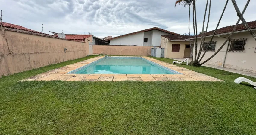 Casa localizada em Peruíbe, lado serra à 900m do mar, rua calçada, 3 quartos sendo 1 suíte, edícula com 2 quartos, piscina, área gourmet com churrasqueira, área de serviço, vaga para 4 carros - aceita
