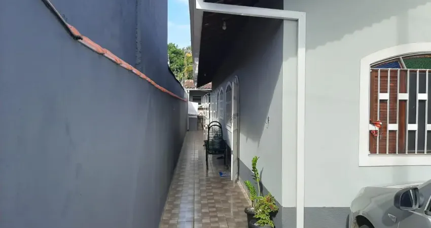 Casa localizada em Itanhaém, lado serra à 100m da rodovia, rua pavimentada, 2 quartos, área gourmet com churrasqueira, vaga para 2 carros - aceita financiamento bancário e FGTS