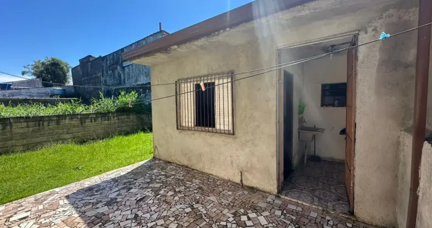 Casa localizada em Itanhaém, lado praia à 1km do mar, rua pavimentada, 3 quartos sendo 1 suíte, vaga para 8 carros