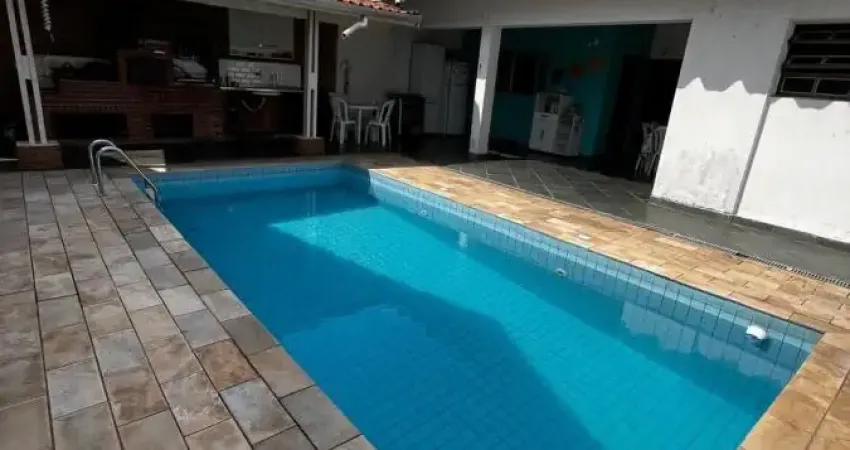 Casa localizada em Itanhaém, lado praia à 250m do mar, rua pavimentada, 3 quartos sendo 3 suítes, edícula com 2 quartos, piscina, área gourmet com churrasqueira, vaga para 2 carros - aceita financiame