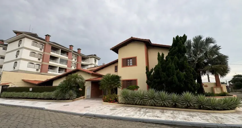 Casa localizada em Peruíbe, lado praia à 300m do mar, 5 quartos sendo 4 suítes, área gourmet com churrasqueira, jardim, área de serviço, vaga para 7 carros - aceita financiamento bancário