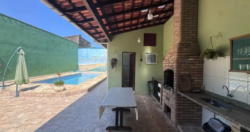 Casa localizada lado serra no bairro Laranjeiras em Itanhaém a 500 metros da rodovia, em rua pavimentada, com 2 dormitórios (sendo 1 suíte), piscina, área gourmet com churrasqueira, edícula completa e