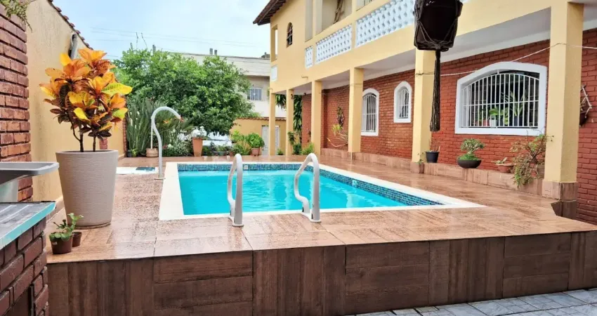 Casa localizada lado serra no bairro Regina Maria em Mongaguá a 1,4 km da rodovia, em rua pavimentada, com 3 dormitórios (sendo 1 suíte), piscina, área gourmet com churrasqueira, edícula completa - ac