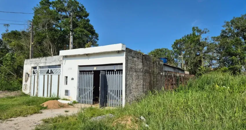 Casa localizada lado serra no bairro Verde Mar em Itanhaém a 1 km da rodovia com 2 dormitórios, churrasqueira e vaga para 2 automóveis