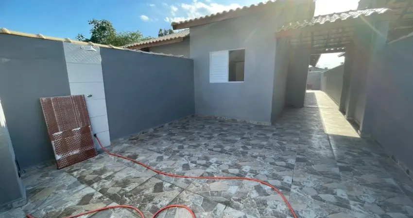 Casa localizada lado praia em Bopiranga, a 1 km do mar, 2 dormitórios (1 suíte), piscina, área de lazer com churrasqueira, 2 vagas – aceita financiamento